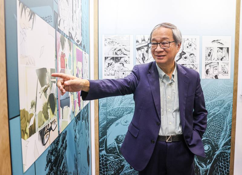 2025第24屆漫畫博覽會24日起在台北世貿一館展出，文化部長李遠（圖）來到「台漫滿開．百花繚亂」展區欣賞作品