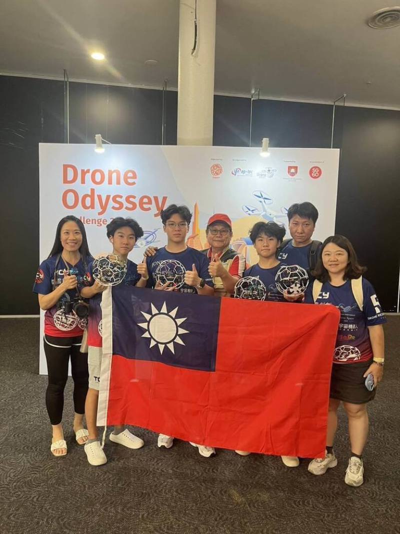新加坡無人機足球錦標賽登場，台灣無人機競技發展協會23日表示，台灣代表隊參加有刷級別項目展現高度操作穩定性、戰術執行力與團隊默契，最終奪得亞軍。（台灣無人機競技發展協會提供）