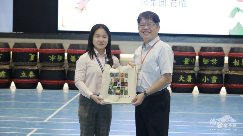 古晉三中校長林會穎贈送紀念品予福科國中校長林福裕