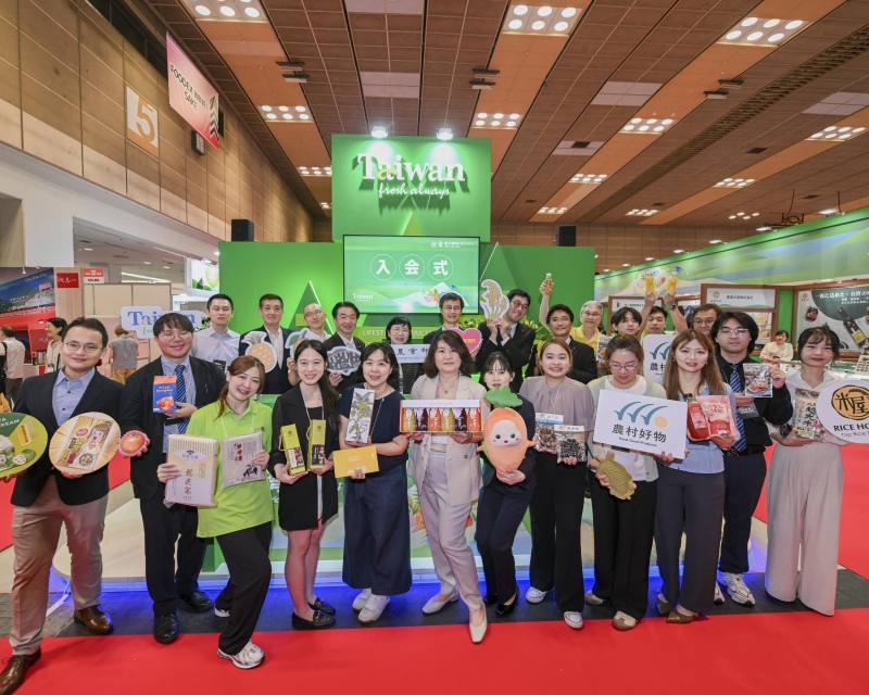 農業部蕭柊瓊司長、駐大阪辦事處黃王維組長與日本縣議員、通路業者，以及臺灣14家參展業者，共同為2025關西食品展-臺灣農水產物館熱鬧開幕