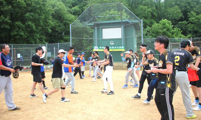 每場賽後，兩隊隊員彼此熱情握手