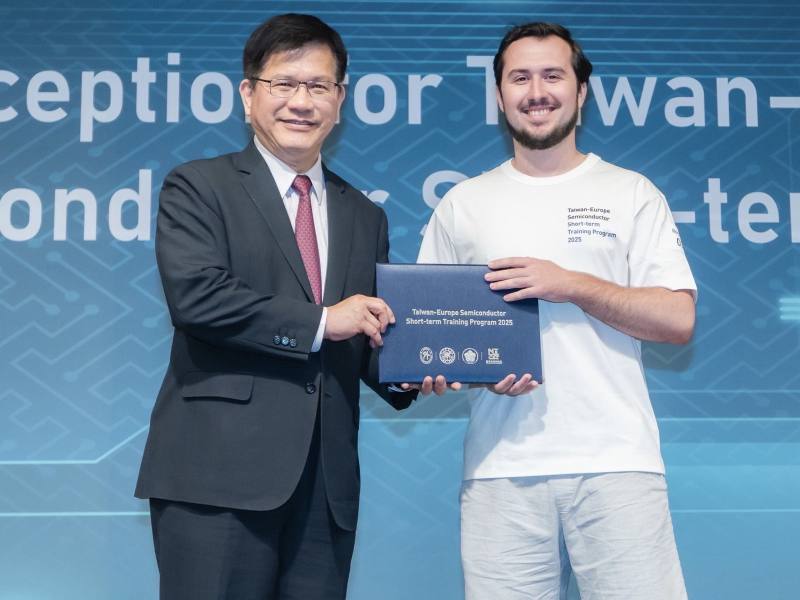外交部長林佳龍（左）於「2025台歐半導體短期培訓計畫」交流茶會頒發學員參訓證書