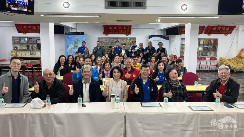 來賓與僑胞們合影