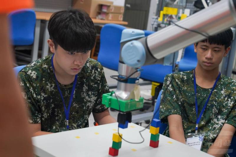 正式比賽限時十分鐘內完成積木堆疊，學員屏氣凝神實施操作