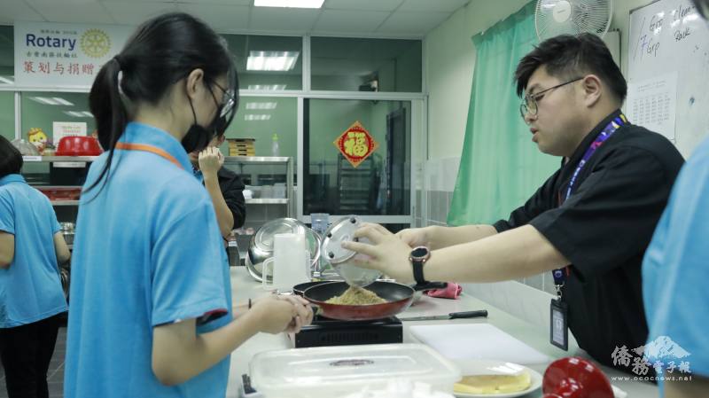 學生親手烘焙，製作香氣撲鼻的道地美食apam balik（曼煎糕）