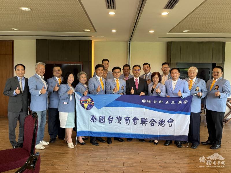 藍夏禮與泰國臺灣商會聯合總會總會長陳漢川等僑領合影