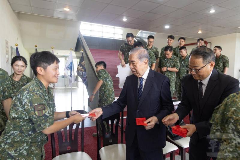 李榮譽理事長致贈官兵慰問品