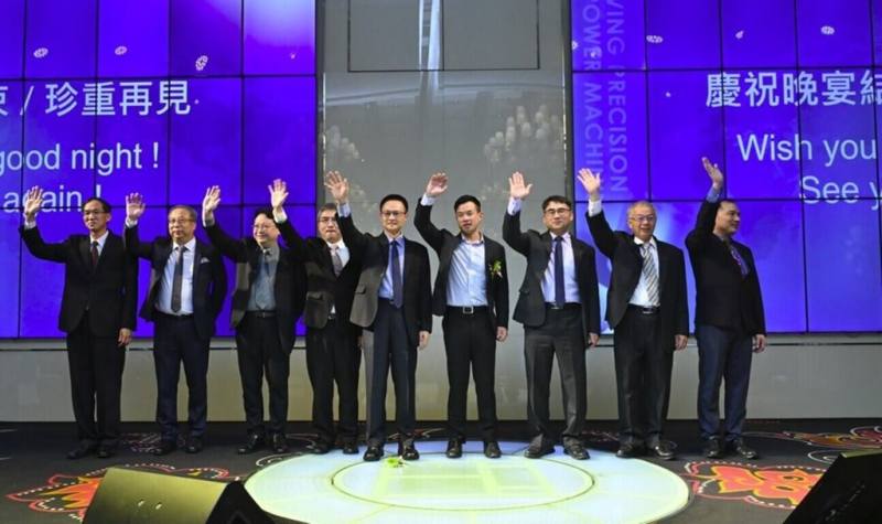 協鴻工業創立60週年時以「攜手智造、挑戰未來」為主題舉辦感恩慶祝晚會，正式由創辦人陳建智次孫、協鴻執行董事陳致傑（右4）扛下經營重任。圖為經營團隊大合照。（協鴻提供）