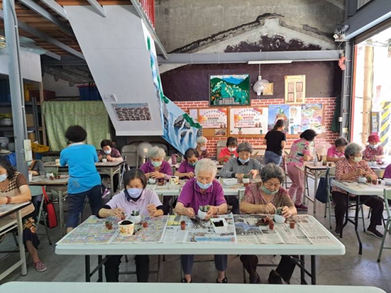 中部山城地區綠療育課程──多肉植物組合盆栽教學