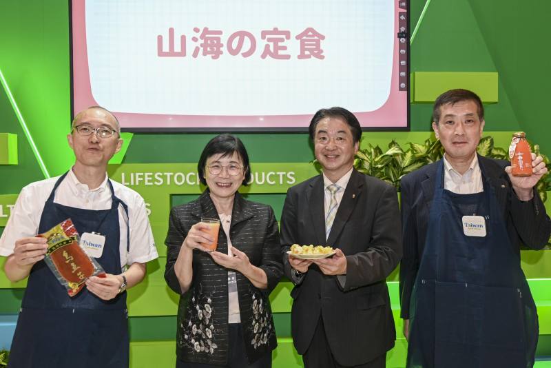 農業部蕭柊瓊司長(左2)與日本貴賓聯手製作烏魚子飯糰及胡蘿蔔牛奶的山海定食