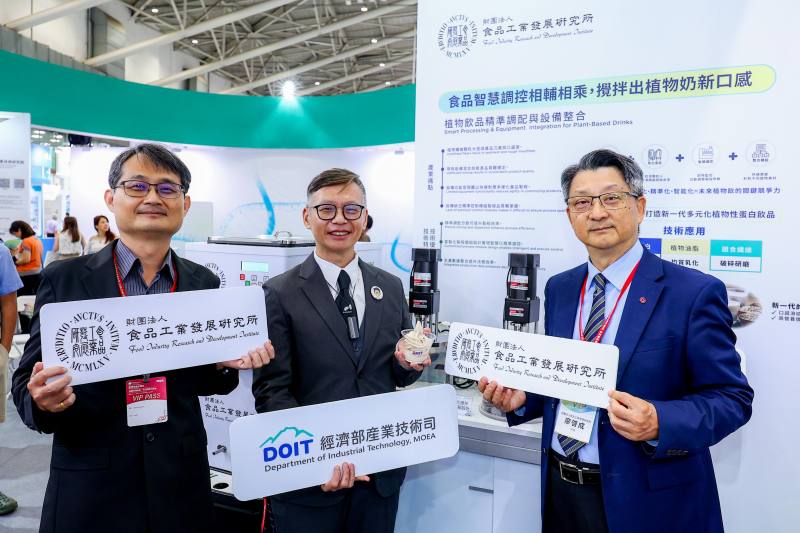 食品所研發「植物性蛋白飲品精準調配製程與設備整合技術」，透過智慧製程精準掌握混合、乳化、破碎等關鍵步驟，使植物奶質地均一、口感滑順，滿足銀髮族及日常保健族群對高品質植物飲品的需求。左起愛之味股份有限公司周俊良總監、經濟部產業技術司戴建丞簡任技正、食品所廖啓成所長。