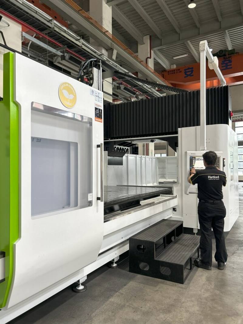 不同於一般機械廠採外購組裝模式，協鴻堅持重要零件自製，並配置各式量測與檢驗設備，建立從零件檢驗到成品出廠的全流程品質驗證機制