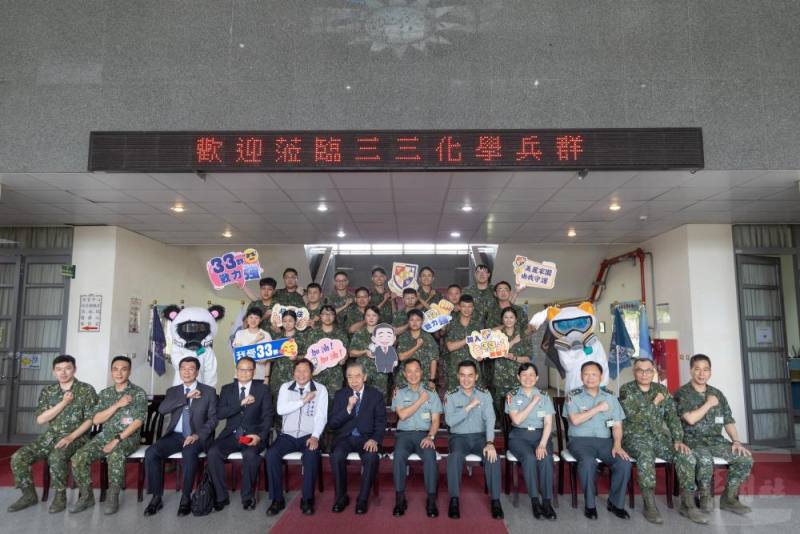 軍友社敬軍團一行與官兵合影