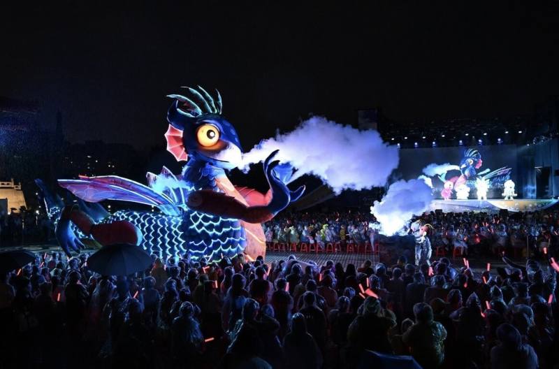 紙風車劇團客家親子劇「燈怪」日前在國家兩廳院藝文廣場首演，大型機械道具燈燈國王感冒打噴嚏，動作與煙霧搭配音效齊發，場景壯觀。（紙風車劇團提供）