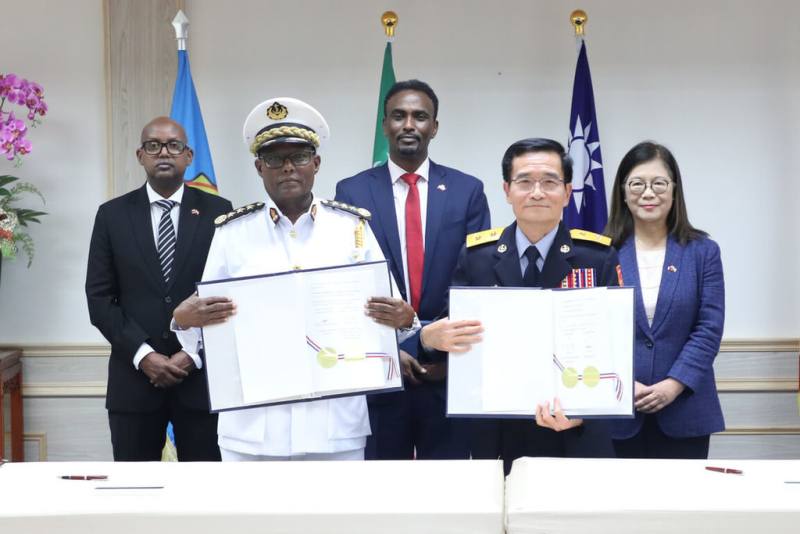 為強化國際海事安全合作，海洋委員會海巡署長張忠龍（右2）與索馬利蘭共和國海岸防衛隊司令哈里耶（Ahmed Hurre Hariye）（左2）24日共同簽署「台索海巡合作協定」。（海巡署提供）