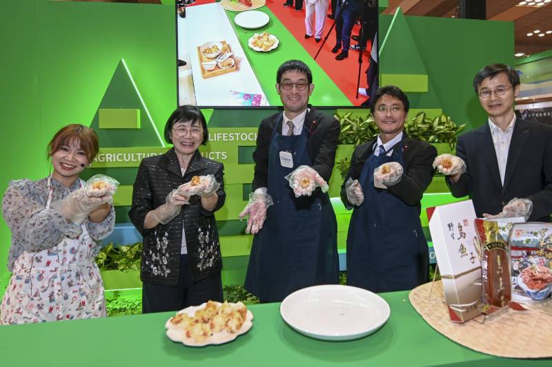 農業部蕭柊瓊司長(左2)、駐大阪辦事處黃王維組長(右1)以及日本市議員聯手製作臺灣烏魚子飯糰，試吃美味大獲好評