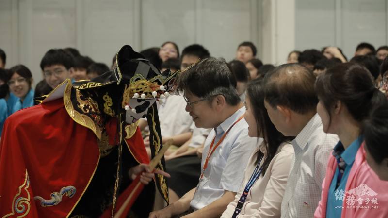 演繹川劇變臉的學生與林福裕互動