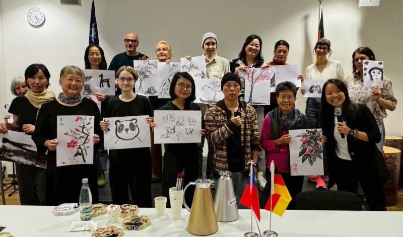 臺灣僑胞和德國友人一同參與「思想與行動—水墨畫工作坊」