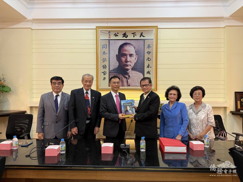 駐泰國代表處大使藍夏禮與泰國中華會館理事長陳鴻彰等僑領合影