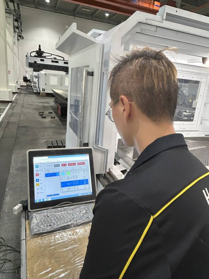 協鴻導入智慧能源管理與AI（人工智慧）即時監控系統，推動設備減碳與精度提升。根據估算，光是新開發的高精度加工設備，在導入AI自動補償模組後，每年維修成本可降低5%到10%