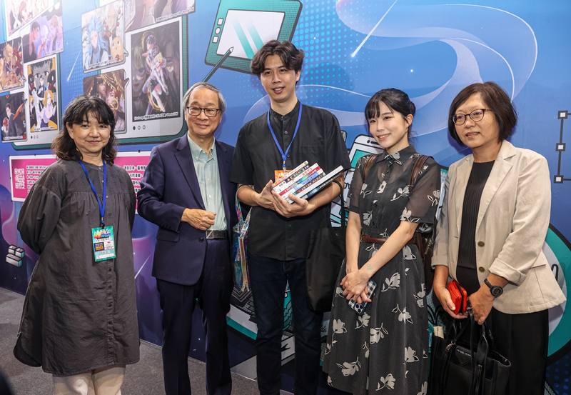 2025第24屆漫畫博覽會在台北世貿一館盛大登場，文化部長李遠（左2）24日到場看展，與台灣漫畫家謝東霖（中）、左萱（右2）互動寒暄，並一同合影