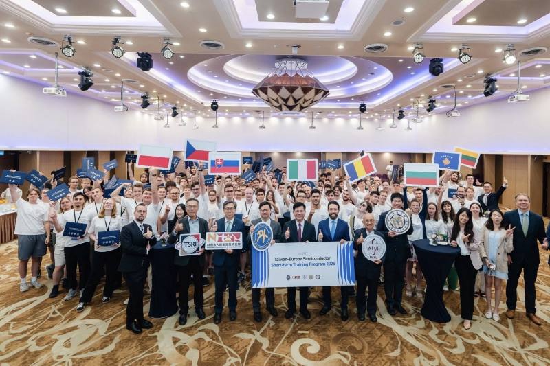 外交部長林佳龍與「2025台歐半導體短期培訓計畫」交流茶會全體與會人員合影