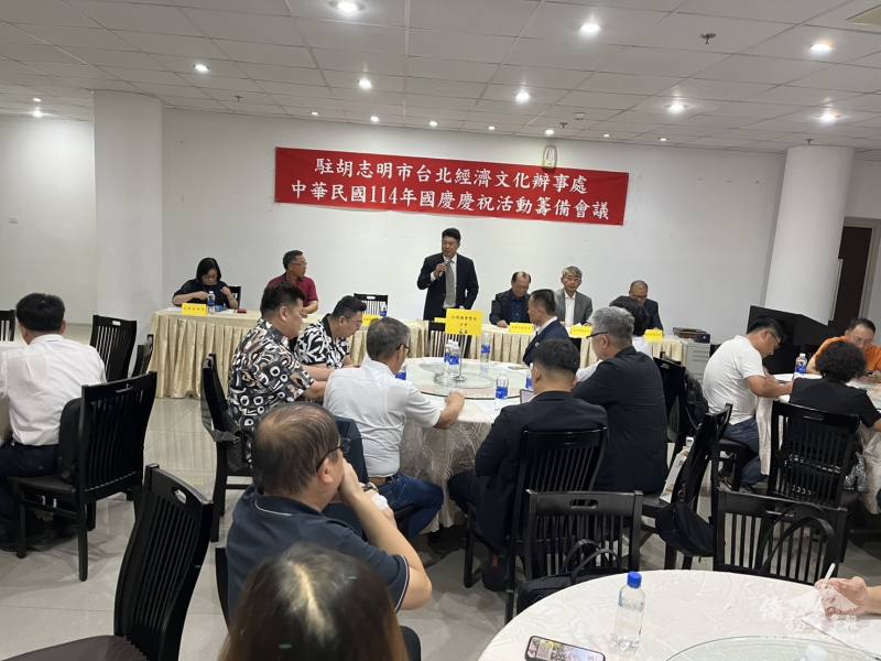 駐胡志明市辦事處處長韓國耀(圖中)感謝大家支持雙十國慶活動。