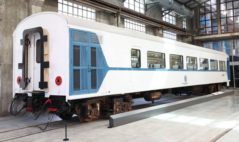 國家鐵道博物館將於31日第1階段開放，其中柴電工場展出24輛經考證修復的典藏車輛，門口處設有SP32850型莒光號客車，可見台鐵在鐵路電氣化前，尚未修改為橘底白線條的白色原裝莒光車