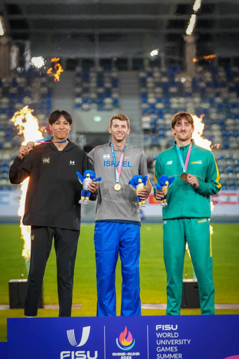 台灣田徑好手傅兆玄（左）在2025德國萊茵魯爾世界大學運動會男子跳高決賽，以2公尺25成績拿下銀牌。（大專體總提供）