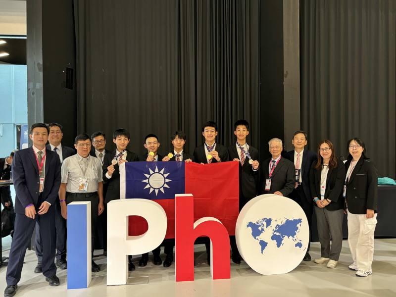 2025物奧國際賽，我國代表學生王冠宇、蘇筠傑、蔡忠達、何重進、何承祐（左起）與指導教授合影