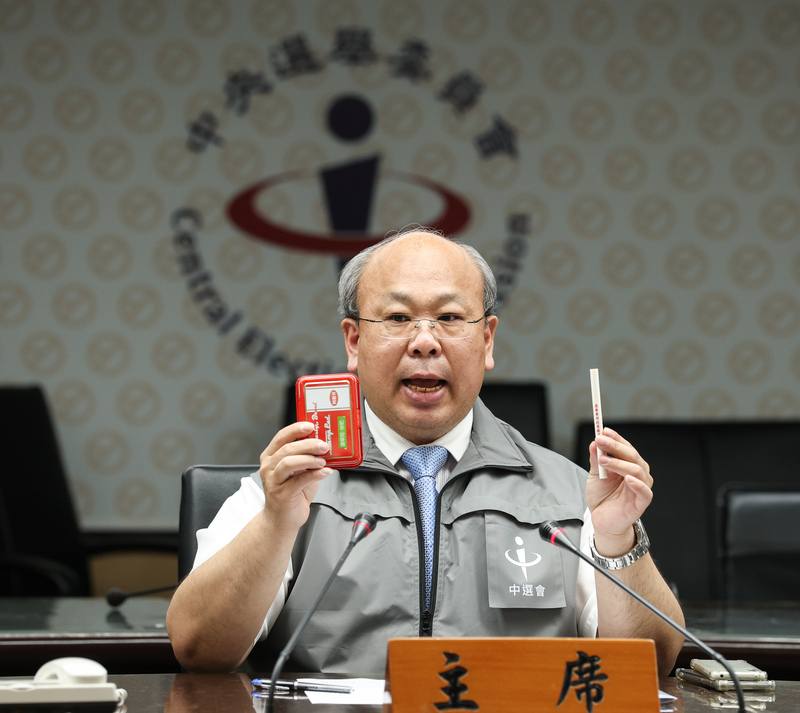 中央選舉委員會24日舉行「726罷免投票，中選會提醒投票應注意事項」記者會，副主委陳朝建（圖）出席說明，請投票人使用選委會提供的圈選工具，切勿聽信選務不實訊息