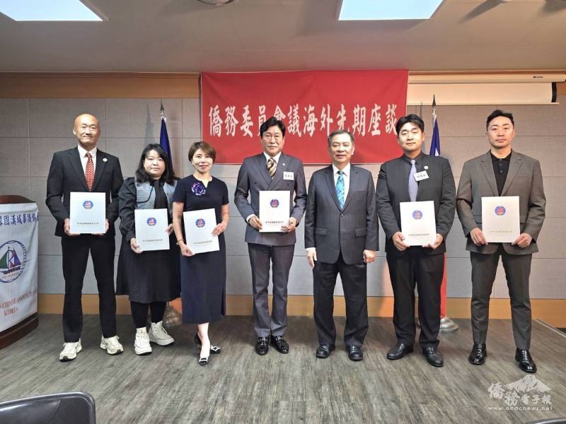 丘高偉頒發推動臺灣加入WHA有功僑團及個人感謝狀