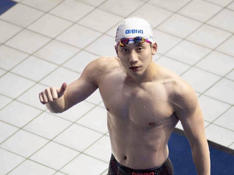 台灣「蝶王」王冠閎在2025年萊茵魯爾世大運男子200公尺蝶式決賽奪牌後，向坐在觀眾席的父母與加油團致意。（ckpc.tw提供）