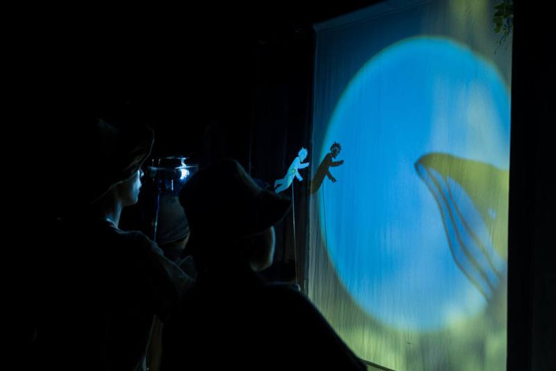 台灣表演藝術團隊「斜槓青年創作體」獲選2025年「英國文化之都」計畫的「台灣焦點」節目，8月31日將在英格蘭北部布拉德福市（Bradford）演出偶劇「你欲泅去佗位？」。（文化部駐英國台北代表處文化組提供）