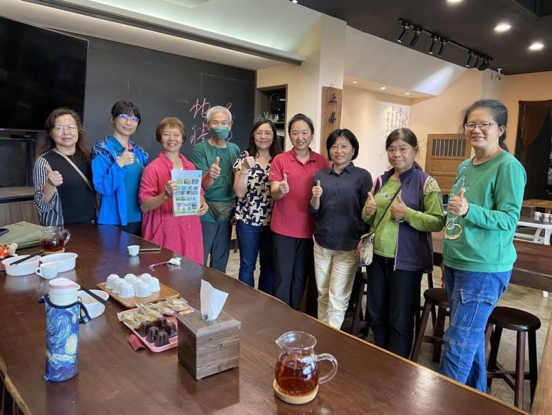 農業部林業及自然保育署嘉義分署24日於嘉義縣竹崎鄉中和村舉辦「茶園與山麻雀的永續共存」茶園減藥課程，吸引當地茶農參與學習。（林業署嘉義分署提供）