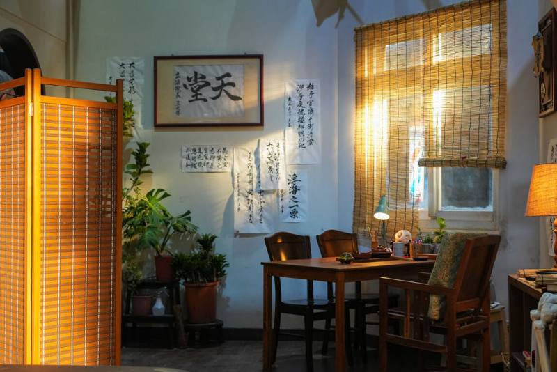 「中台灣影視基地人才培育計畫–電影美術設計與置景質感實作工作坊」25日在中台灣影視基地內舉行成果發表會，展示影集「四樓的天堂」劇中場景還原現場。（主辦單位提供）