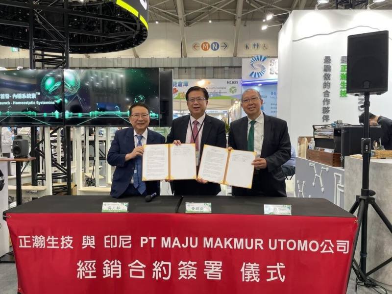 正瀚24日宣布與印尼經銷商PT MAJU MAKMUR UTOMO公司簽署年度經銷合約。左起為正瀚生技董事長吳正邦、農業部政務次長黃昭欽、印尼PT MAJU MAKMUR UTOMO公司主席SANOTO UTOMO。（正瀚提供）
