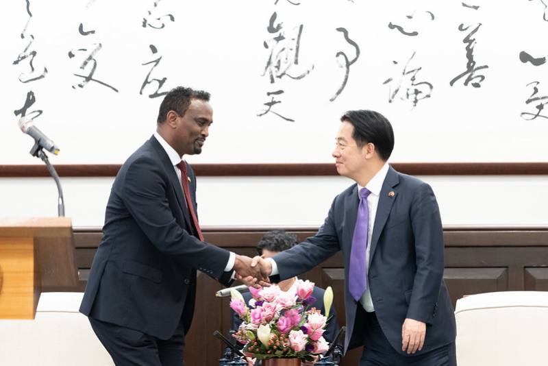 President Lai Ching-te shakes hands with Republic of Somaliland Minister of Foreign Affairs and International Cooperation Abdirahman Dahir Adam.