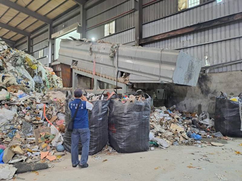 違法業者廠房內貯放大量廢塑膠混合物