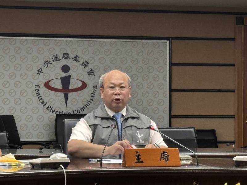 罷免投票倒數，中選會副主委陳朝建（圖）24日下午出席記者會，提醒投票應注意事項，包括記得攜帶國民身分證、印章及投票通知單到指定投票所投票等，並回應媒體提問。