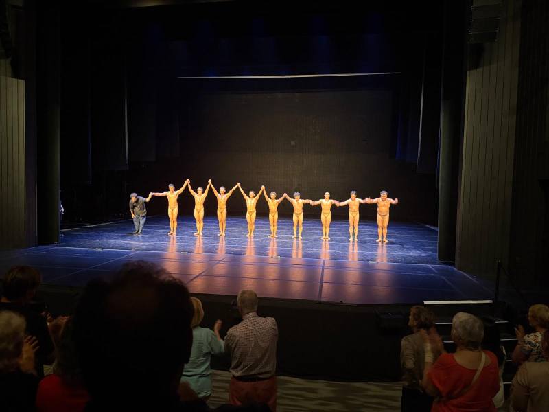 布拉瑞揚舞團在美國舞蹈藝術節演出作品《路吶》結束後，全場起立熱烈鼓掌久久不息，舞者3度謝幕，圓滿的演出為整體巡迴拉開漂亮序幕。（駐美國代表處臺灣書院提供）