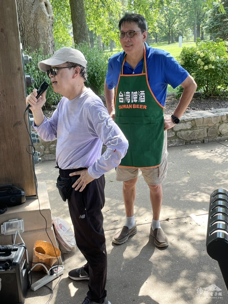 亞特蘭大志工龔志誠(左)及聖路易臺灣同鄉會財務長謝昌宏(右)致詞