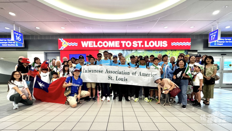 7月18日傍晚聖路易臺灣同鄉會至機場接機