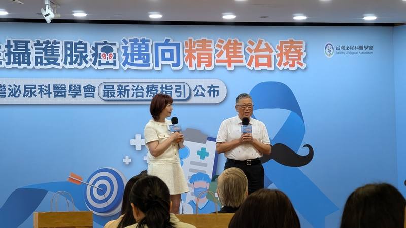 服飾業退休老闆蔡先生（右）健檢發現攝護腺特異性抗原（PSA）偏高，卻當只是普通發炎，4年後發現罹患攝護腺癌，癌細胞已轉移骨頭、肺臟、肝臟等器官，經PSMA正子造影檢查，並接受精準放射標靶治療，順利重拾日常，24日出席記者會分享治療過程