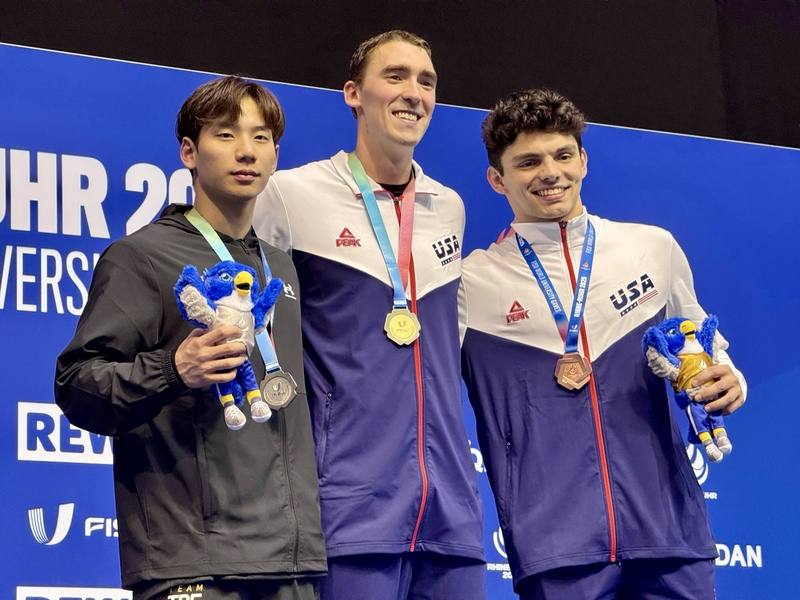 王冠閎（左）萊茵魯爾世大運以準決賽總成績第一進入男子蝶式200公尺決賽，最終以0.26秒之差惜敗美國選手達爾格倫（Jack Andrew Dahlgren，中），蟬聯銀牌