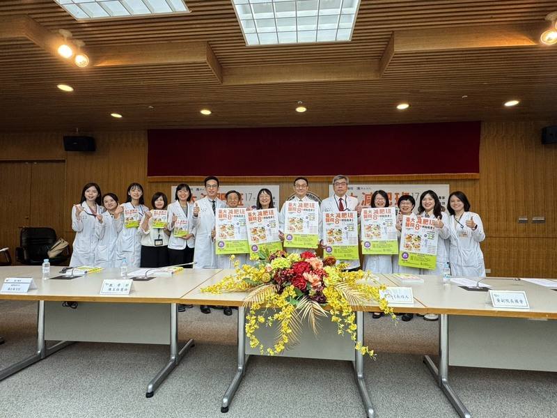 台大醫院25日舉辦「台大醫院減肥班8週燃脂瘦身全書」新書發表會，書中集結台大醫院減肥班30年來協助學員減重的3大核心策略「營養、運動及心理」等各種小訣竅