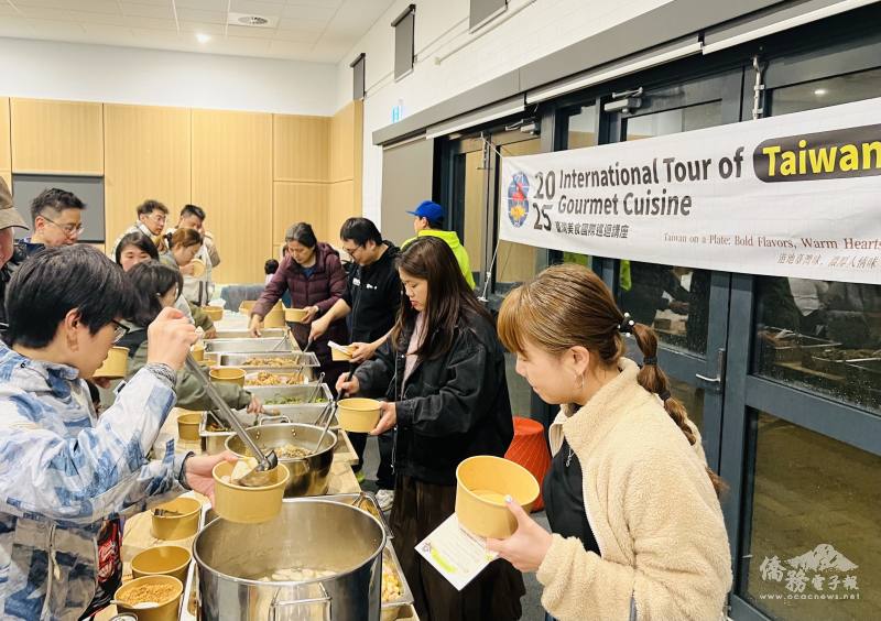 僑民盛取豐盛的臺灣家鄉菜