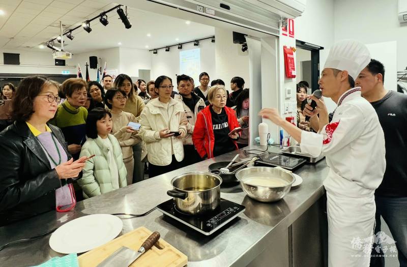 講師王明煌講解「臺式龍蝦三明治」的作法