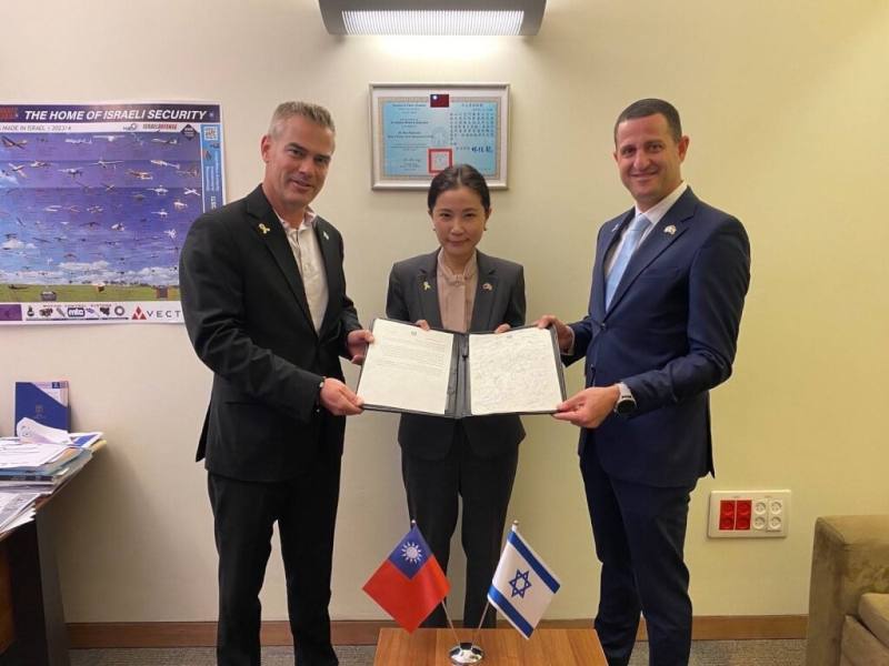 以色列國會友台小組主席杜伯斯基（左）、駐以色列代表李雅萍（中）以及執政聯盟議員泰勒（右）手持經72名以國議員聯署的友台聲明合影。（圖取自外交部網頁mofa.gov.tw）