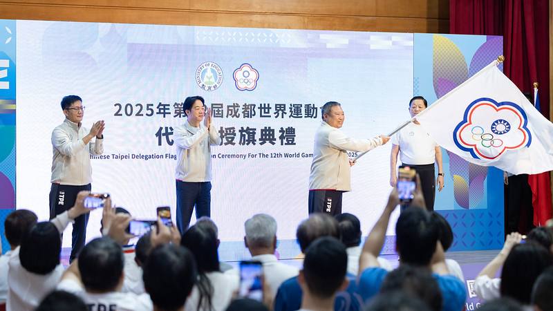 賴清德總統25日上午出席「2025年第12屆成都世界運動會代表團授旗典禮」，祝福選手在賽場上盡情發揮，成功凱旋歸國